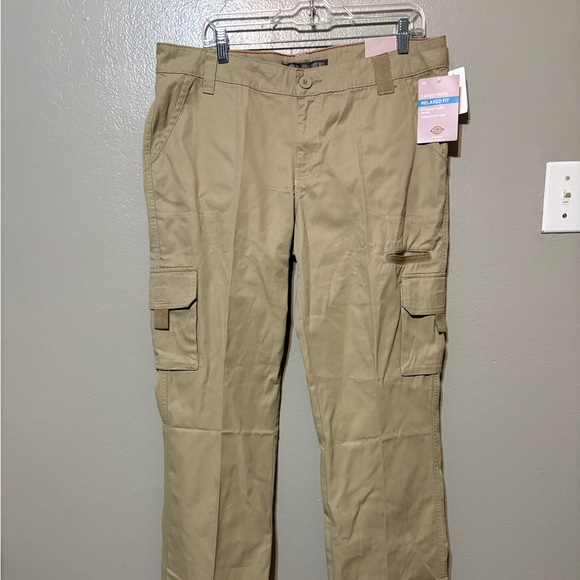 Dickies Pants - NWT Women’s Cargo, Relaxed Fit Straight leg Dickies Khaki Pants Size 14R